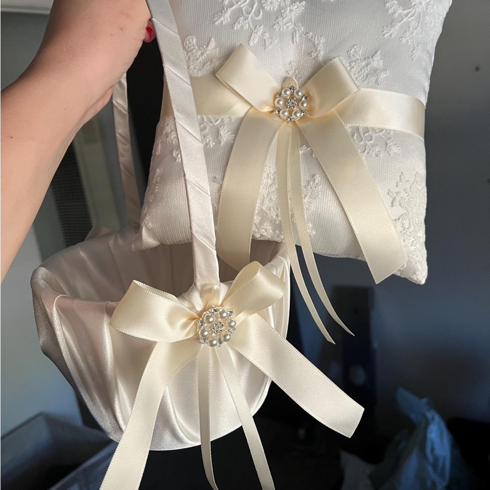 Flower girl basket and pillow